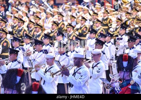 Hong Kong, Chine. Le 13 juillet, 2017. Les membres d'orchestres militaires effectuer au cours de l'International Military Tattoo en célébration du 20e anniversaire de la création de la Région administrative spéciale de Hong Kong à Hong Kong, Chine du sud, le 13 juillet 2017. L'événement est tenu à Hong Kong Coliseum du 13 juillet au 15. Credit : Wang Xi/Xinhua/Alamy Live News Banque D'Images