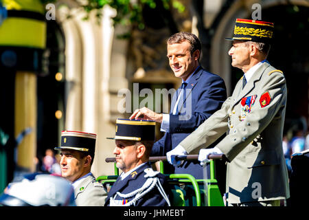 Paris, France. 14 juillet, 2017. Le président français, Emmanuel Macron passe les troupes sur le jour de la Bastille. Credit : Samantha Ohlsen/Alamy Live News Crédit : Samantha Ohlsen/Alamy Live News Banque D'Images