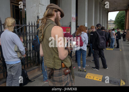 Glasgow, Ecosse, Royaume-Uni. 14 juillet. De longues queues à Glasgow pour un film comme pour les extras Casting ratisse place à la ville, Kelvin Hall. Le film basé sur Robert the Bruce a donné la préférence à la barbe si les hommes et les femmes ont besoin. La longueur de l'queie a fait du bruit à l'échelle locale et un musicien a décidé de revenir demain sur son vélo pour la deuxième journée de casting en espérant qu'il avait baissé d'ici là. Gerard crédit Ferry/Alamy news Banque D'Images