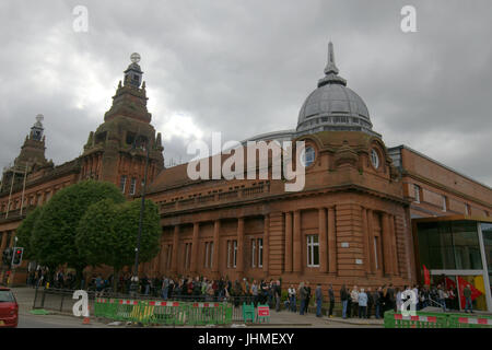 Glasgow, Ecosse, Royaume-Uni. 14 juillet. De longues queues à Glasgow pour un film comme pour les extras Casting ratisse place à la ville, Kelvin Hall. Le film basé sur Robert the Bruce a donné la préférence à la barbe si les hommes et les femmes ont besoin. La longueur de l'queie a fait du bruit à l'échelle locale et un musicien a décidé de revenir demain sur son vélo pour la deuxième journée de casting en espérant qu'il avait baissé d'ici là. Gerard crédit Ferry/Alamy news Banque D'Images