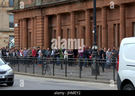 Glasgow, Ecosse, Royaume-Uni. 14 juillet. De longues queues à Glasgow pour un film comme pour les extras Casting ratisse place à la ville, Kelvin Hall. Le film basé sur Robert the Bruce a donné la préférence à la barbe si les hommes et les femmes ont besoin. La longueur de l'queie a fait du bruit à l'échelle locale et un musicien a décidé de revenir demain sur son vélo pour la deuxième journée de casting en espérant qu'il avait baissé d'ici là. Gerard crédit Ferry/Alamy news Banque D'Images