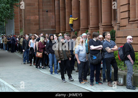 Glasgow, Ecosse, Royaume-Uni. 14 juillet. De longues queues à Glasgow pour un film comme pour les extras Casting ratisse place à la ville, Kelvin Hall. Le film basé sur Robert the Bruce a donné la préférence à la barbe si les hommes et les femmes ont besoin. La longueur de l'queie a fait du bruit à l'échelle locale et un musicien a décidé de revenir demain sur son vélo pour la deuxième journée de casting en espérant qu'il avait baissé d'ici là. Gerard crédit Ferry/Alamy news Banque D'Images