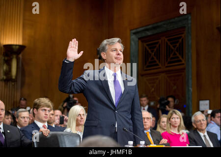 Washington, Us. 12 juillet, 2017. Christopher A. Wray est assermenté à témoigner sur sa nomination au poste de directeur du Federal Bureau of Investigation (FBI) avant de l'United States Senate Committee on the Judiciary sur la colline du Capitole à Washington, DC le mercredi, Juillet 12, 2017. Credit : Ron Sachs/CNP (restriction : NO New York ou le New Jersey Journaux ou journaux dans un rayon de 75 km de la ville de New York) - AUCUN FIL SERVICE - Photo : Ron Sachs/consolidé/dpa/Alamy Live News Banque D'Images