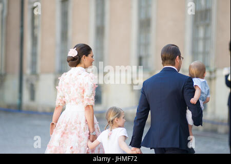 Cour intérieure, le Palais Royal, Stockholm, Suède, le 14 juillet 2017. La princesse Victoria de Suède's 40e anniversaire sera célébré sur une période de deux jours à Stockholm et d'Öland. Le vendredi 14 juillet, la célébration commence à Stockholm. L'ensemble de la famille royale suédoise sont attendus pour les festivités sur deux jours. La princesse Victoria, le Prince Daniel, La Princesse Estelle, Prince Oscar Crédit : Barbro Bergfeldt/Alamy Live News Banque D'Images