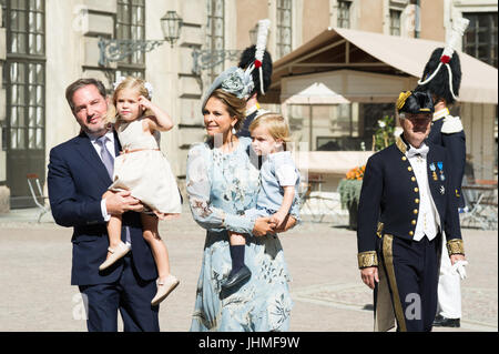 Cour intérieure, le Palais Royal, Stockholm, Suède, le 14 juillet 2017. La princesse Victoria de Suède's 40e anniversaire sera célébré sur une période de deux jours à Stockholm et d'Öland. Le vendredi 14 juillet, la célébration commence à Stockholm. L'ensemble de la famille royale suédoise sont attendus pour les festivités sur deux jours. M. Christopher O'Neill, princesse Léonore, la Princesse Madeleine, le Prince Nicolas. Credit : Barbro Bergfeldt/Alamy Live News Banque D'Images