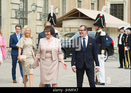 Cour intérieure, le Palais Royal, Stockholm, Suède, le 14 juillet 2017. La princesse Victoria de Suède's 40e anniversaire sera célébré sur une période de deux jours à Stockholm et d'Öland. Le vendredi 14 juillet, la célébration commence à Stockholm. L'ensemble de la famille royale suédoise sont attendus pour les festivités sur deux jours.Ewa et Olle Westling, Prince Daniels les parents. Credit : Barbro Bergfeldt/Alamy Live News Banque D'Images