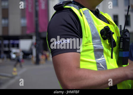 Glasgow, Ecosse, Royaume-Uni. 14 juillet. Le tournage a été ignoré par les gens aujourd'hui nonchalamment actuellement utilisé aux médias et les équipes de tournage dans la ville comme les gens se le leur à l'heure du déjeuner avec la dernière série de la BBC Ecosse usurper la comédie policière "Scot squad" a été tourné dans le quartier de George Square, Crédit : Gérard ferry/Alamy Live News Banque D'Images