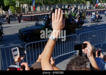 Paris, France. 14 juillet, 2017. Le président français, Emmanuel Macron et le général Pierre Le Jolis de Villiers de Saintignon descendre les Champs-Elysées lors de la Bastille Day parade militaire. Credit : Bernard Menigault/Alamy Live News Banque D'Images