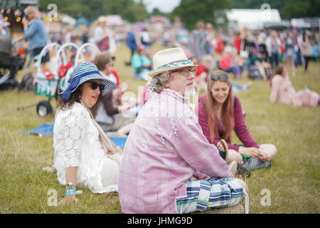 Henham Park, Suffolk, UK. 14 juillet, 2017. Festivaliers sur 2 jours (vendredi) à la Latitude 2017 festival à Henham Park, Southwold dans le Suffolk. Date de la photo : vendredi, Juillet 14, 2017. Crédit photo doit se lire : Roger Garfield/Alamy Live News. Banque D'Images