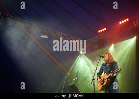 Henham Park, Suffolk, UK. 14 juillet, 2017. Beth Orton en live sur la scène du festival en 2017 Latitude Henham Park, Southwold dans le Suffolk. Date de la photo : vendredi, Juillet 14, 2017. Crédit photo doit se lire : Roger Garfield/Alamy Live News. Banque D'Images