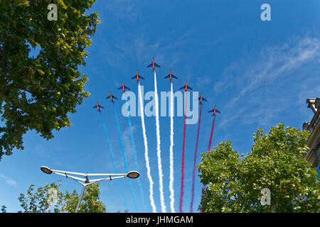 Paris, France. 14 juillet, 2017. Alphajet de l'équipe acrobatique française Patrouille de France lors de l'Airshow pour la Fête Nationale défilé militaire à Paris. Credit : Bernard Menigault/Alamy Live News Banque D'Images