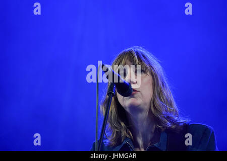 Henham Park, Suffolk, UK. 14 juillet, 2017. Beth Orton en live sur la scène du festival en 2017 Latitude Henham Park, Southwold dans le Suffolk. Date de la photo : vendredi, Juillet 14, 2017. Crédit photo doit se lire : Roger Garfield/Alamy Live News. Banque D'Images