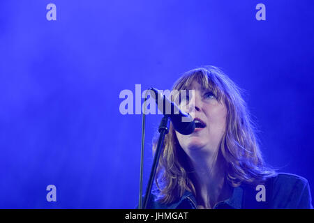 Henham Park, Suffolk, UK. 14 juillet, 2017. Beth Orton en live sur la scène du festival en 2017 Latitude Henham Park, Southwold dans le Suffolk. Date de la photo : vendredi, Juillet 14, 2017. Crédit photo doit se lire : Roger Garfield/Alamy Live News. Banque D'Images