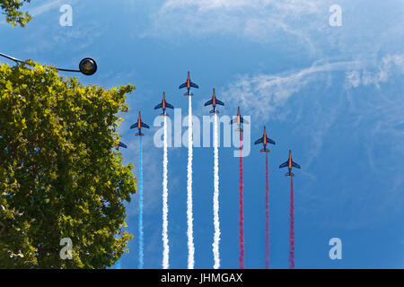 Paris, France. 14 juillet, 2017. Alphajet de l'équipe acrobatique française Patrouille de France lors de l'Airshow pour la Fête Nationale défilé militaire à Paris. Credit : Bernard Menigault/Alamy Live News Banque D'Images