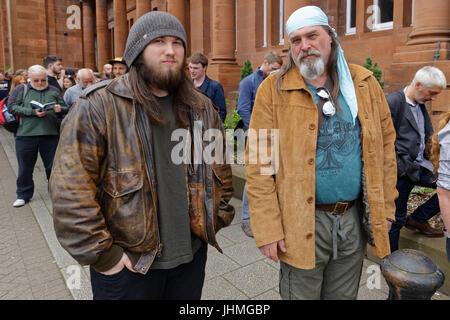 Glasgow, Ecosse, Royaume-Uni. 14 juillet. De longues queues à Glasgow pour un film comme pour les extras Casting ratisse place à la ville, Kelvin Hall. Le film basé sur Robert the Bruce a donné la préférence à la barbe si les hommes et les femmes ont besoin. La longueur de l'queie a fait du bruit à l'échelle locale et un musicien a décidé de revenir demain sur son vélo pour la deuxième journée de casting en espérant qu'il avait baissé d'ici là. Gerard crédit Ferry/Alamy news Banque D'Images