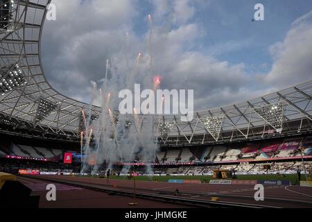 Londres, Royaume-Uni. 14 juillet, 2017. D'artifice pour ouvrir les jeux. Championnats du monde Para athlétisme. Stade olympique de Londres. Queen Elizabeth Olympic Park. Stratford. Londres. UK. 14/07/2017. Credit : Sport en images/Alamy Live News Banque D'Images