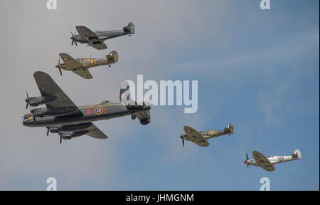 RAF Fairford, Gloucestershire, Royaume-Uni. 14 juillet 2017. Premier jour du Royal International Air Tattoo (RIAT), l'un des plus grands meetings. Démonstrations en vol : la Battle of Britain Memorial Flight (photo) et d'avions de l'USAF souligne le 70e anniversaire de leur service. Avro Lancaster mène un ouragan et trois Spitfire. Credit : Malcolm Park / Alamy Live News. Banque D'Images