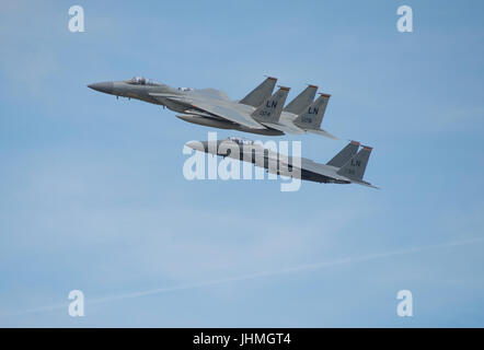 RAF Fairford, Gloucestershire, Royaume-Uni. 14 juillet 2017. Premier jour du Royal International Air Tattoo (RIAT), l'un des plus grands meetings. Démonstrations en vol : la bataille d'Angleterre et de vol des avions de l'USAF souligne le 70e anniversaire de leur service, y compris l'équipe de voltige Thunderbirds apparaissant au riat pour la première fois en 10 ans. Credit : Malcolm Park / Alamy Live News. Banque D'Images