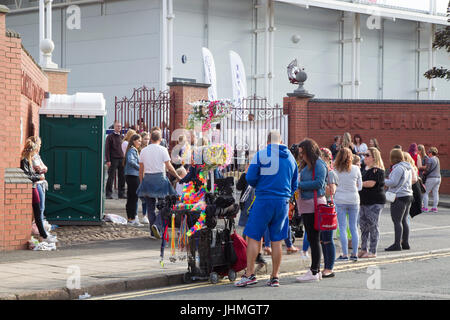 Northampton, Royaume-Uni Olly Murs concert au County Ground.14 juillet 2017. 17 000 billets pour tonights événement entraîne des files d'attente à l'entrée en Abington Ave en raison de l'intensifier les contrôles de sécurité. Credit : Keith J Smith./Alamy Live News. Banque D'Images