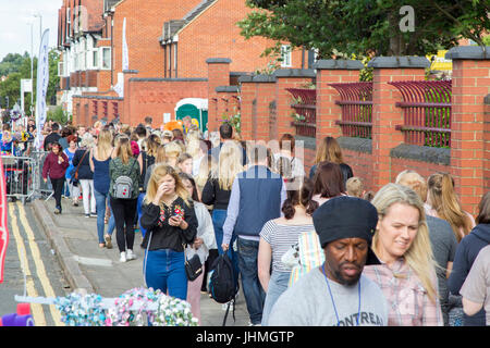 Northampton, Royaume-Uni Olly Murs concert au County Ground.14 juillet 2017. 17 000 billets pour tonights événement entraîne des files d'attente à l'entrée en Abington Ave en raison de l'intensifier les contrôles de sécurité. Credit : Keith J Smith./Alamy Live News. Banque D'Images