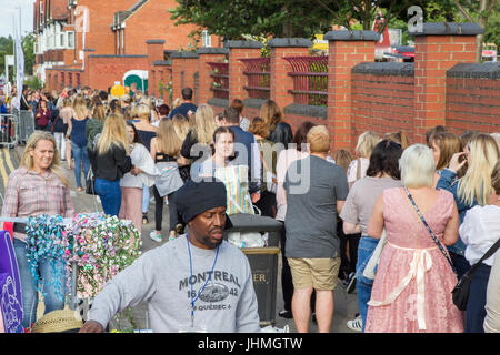 Northampton, Royaume-Uni Olly Murs concert au County Ground.14 juillet 2017. 17 000 billets pour tonights événement entraîne des files d'attente à l'entrée en Abington Ave en raison de l'intensifier les contrôles de sécurité. Credit : Keith J Smith./Alamy Live News. Banque D'Images