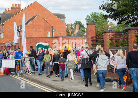 Northampton, Royaume-Uni Olly Murs concert au County Ground.14 juillet 2017. 17 000 billets pour tonights événement entraîne des files d'attente à l'entrée en Abington Ave en raison de l'intensifier les contrôles de sécurité. Credit : Keith J Smith./Alamy Live News. Banque D'Images