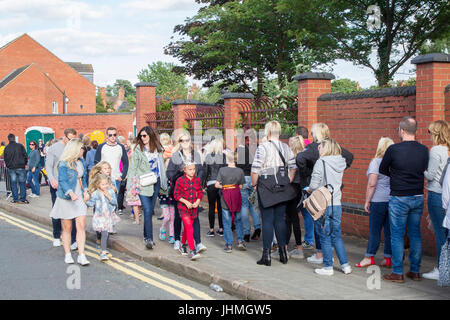 Northampton, Royaume-Uni Olly Murs concert au County Ground.14 juillet 2017. 17 000 billets pour tonights événement entraîne des files d'attente à l'entrée en Abington Ave en raison de l'intensifier les contrôles de sécurité. Credit : Keith J Smith./Alamy Live News. Banque D'Images