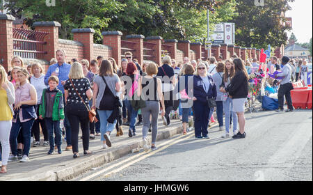 Northampton, Royaume-Uni Olly Murs concert au County Ground.14 juillet 2017. 17 000 billets pour tonights événement entraîne des files d'attente à l'entrée en Abington Ave en raison de l'intensifier les contrôles de sécurité. Credit : Keith J Smith./Alamy Live News. Banque D'Images