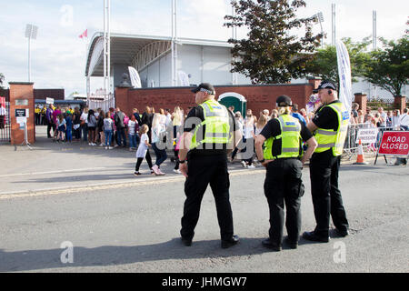 Northampton, Royaume-Uni Olly Murs concert au County Ground.14 juillet 2017. 17 000 billets pour tonights événement entraîne des files d'attente à l'entrée en Abington Ave en raison de l'intensifier les contrôles de sécurité. Credit : Keith J Smith./Alamy Live News. Banque D'Images