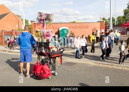 Northampton, Royaume-Uni Olly Murs concert au County Ground.14 juillet 2017. 17 000 billets pour tonights événement entraîne des files d'attente à l'entrée en Abington Ave en raison de l'intensifier les contrôles de sécurité. Credit : Keith J Smith./Alamy Live News. Banque D'Images