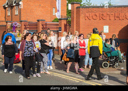 Northampton, Royaume-Uni Olly Murs concert au County Ground.14 juillet 2017. 17 000 billets pour tonights événement entraîne des files d'attente à l'entrée en Abington Ave en raison de l'intensifier les contrôles de sécurité. Credit : Keith J Smith./Alamy Live News. Banque D'Images