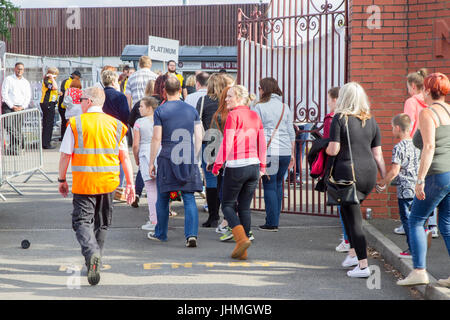 Northampton, Royaume-Uni Olly Murs concert au County Ground.14 juillet 2017. 17 000 billets pour tonights événement entraîne des files d'attente à l'entrée en Abington Ave en raison de l'intensifier les contrôles de sécurité. Credit : Keith J Smith./Alamy Live News. Banque D'Images