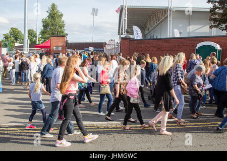 Northampton, Royaume-Uni Olly Murs concert au County Ground.14 juillet 2017. 17 000 billets pour tonights événement entraîne des files d'attente à l'entrée en Abington Ave en raison de l'intensifier les contrôles de sécurité. Credit : Keith J Smith./Alamy Live News. Banque D'Images