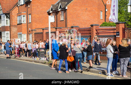 Northampton, Royaume-Uni Olly Murs concert au County Ground.14 juillet 2017. 17 000 billets pour tonights événement entraîne des files d'attente à l'entrée en Abington Ave en raison de l'intensifier les contrôles de sécurité. Credit : Keith J Smith./Alamy Live News. Banque D'Images