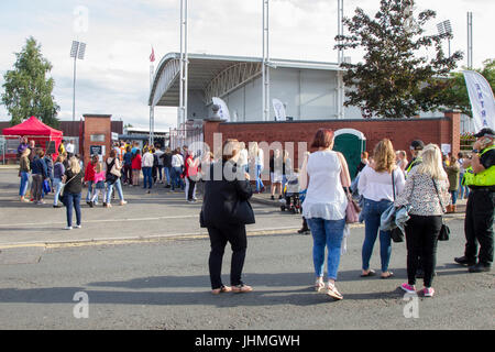 Northampton, Royaume-Uni Olly Murs concert au County Ground.14 juillet 2017. 17 000 billets pour tonights événement entraîne des files d'attente à l'entrée en Abington Ave en raison de l'intensifier les contrôles de sécurité. Credit : Keith J Smith./Alamy Live News. Banque D'Images