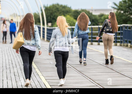 Southport, Merseyside, 14 juillet 2017. Météo britannique. Une plus grande soirée gris n'empêche pas les touristes de se rendre à l'embarcadère et front de mer à Southport dans le Merseyside. En cas de fortes pluies diluviennes attend les gens étaient désireux de tirer le maximum du temps sec avant que la pluie arrive. Credit : Cernan Elias/Alamy Live News Banque D'Images