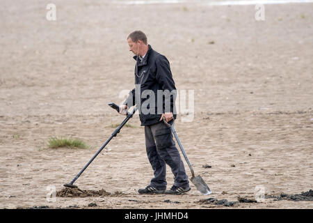 Southport, Merseyside, 14 juillet 2017. Météo britannique. Une plus grande soirée gris n'empêche pas les touristes de se rendre à l'embarcadère et front de mer à Southport dans le Merseyside. En cas de fortes pluies diluviennes attend les gens étaient désireux de tirer le maximum du temps sec avant que la pluie arrive. Credit : Cernan Elias/Alamy Live News Banque D'Images