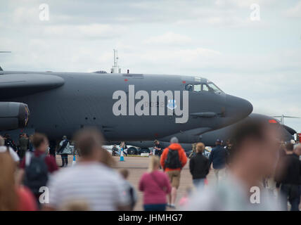 RAF Fairford, Gloucestershire, Royaume-Uni. 14 juillet 2017. Premier jour du Royal International Air Tattoo (RIAT), l'un des plus grands meetings. Démonstrations en vol : la bataille d'Angleterre et de vol des avions de l'USAF souligne le 70e anniversaire de leur service, y compris un Boeing B-52H Stratofortress à partir de la 307e escadre de bombardiers en Louisiane. Credit : Malcolm Park / Alamy Live News. Banque D'Images