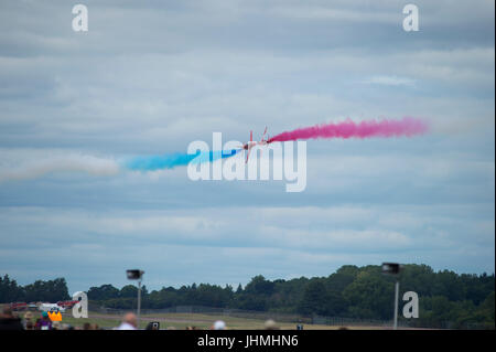 RAF Fairford, Gloucestershire, Royaume-Uni. 14 juillet 2017. Premier jour du Royal International Air Tattoo (RIAT), l'un des plus grands meetings. Démonstrations en vol : la bataille d'Angleterre et de vol des avions de l'USAF souligne le 70e anniversaire de leur service, y compris les flèches rouges de la RAF. Credit : Malcolm Park / Alamy Live News. Banque D'Images