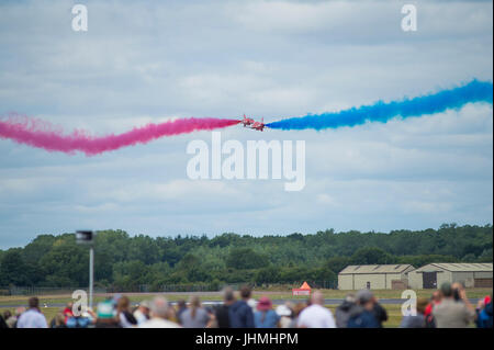 RAF Fairford, Gloucestershire, Royaume-Uni. 14 juillet 2017. Premier jour du Royal International Air Tattoo (RIAT), l'un des plus grands meetings. Démonstrations en vol : la bataille d'Angleterre et de vol des avions de l'USAF souligne le 70e anniversaire de leur service, y compris les flèches rouges de la RAF. Credit : Malcolm Park / Alamy Live News. Banque D'Images