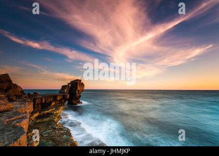 Pulpit Rock, l'Île de Portland, Dorset, UK. 14 juillet 2017. Météo britannique. Une spectaculaire formation nuageuse devient rose au-dessus de Pulpit Rock à Portland Bill sur la côte jurassique du Dorset peu avant le coucher du soleil. Crédit photo : Graham Hunt/Alamy Live News Banque D'Images