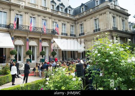 Le Président américain Donald Trump et la Première Dame Melania Trump lors d'un événement l'honneur des anciens combattants à la résidence ambassadeurs américains 13 juillet 2017, à Paris, France. La première famille est à Paris pour commémorer le 100e anniversaire de l'entrée des États-Unis dans la Première Guerre mondiale et assister à la fête de la Bastille. Banque D'Images