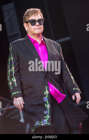 Mantova Italie. 14 juillet 2017. La chanteuse et pianiste compositeur Sir Elton John il se produit sur scène dans Piazza Sordello pendant le "Merveilleux Crazy Night Tour' Credit : Rodolfo Sassano/Alamy Live News Banque D'Images