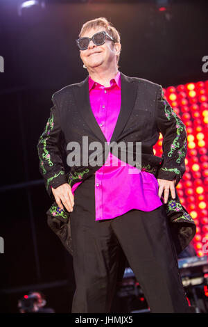 Mantova Italie. 14 juillet 2017. La chanteuse et pianiste compositeur Sir Elton John il se produit sur scène dans Piazza Sordello pendant le "Merveilleux Crazy Night Tour' Credit : Rodolfo Sassano/Alamy Live News Banque D'Images