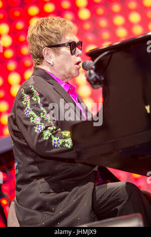 Mantova Italie. 14 juillet 2017. La chanteuse et pianiste compositeur Sir Elton John il se produit sur scène dans Piazza Sordello pendant le "Merveilleux Crazy Night Tour' Credit : Rodolfo Sassano/Alamy Live News Banque D'Images