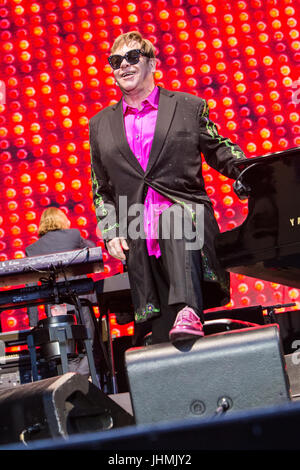 Mantova Italie. 14 juillet 2017. La chanteuse et pianiste compositeur Sir Elton John il se produit sur scène dans Piazza Sordello pendant le "Merveilleux Crazy Night Tour' Credit : Rodolfo Sassano/Alamy Live News Banque D'Images