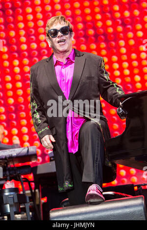 Mantova Italie. 14 juillet 2017. La chanteuse et pianiste compositeur Sir Elton John il se produit sur scène dans Piazza Sordello pendant le "Merveilleux Crazy Night Tour' Credit : Rodolfo Sassano/Alamy Live News Banque D'Images