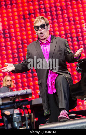 Mantova Italie. 14 juillet 2017. La chanteuse et pianiste compositeur Sir Elton John il se produit sur scène dans Piazza Sordello pendant le "Merveilleux Crazy Night Tour' Credit : Rodolfo Sassano/Alamy Live News Banque D'Images