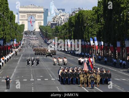 Les soldats, marins, aviateurs et marines assignés aux unités en Europe sur les Champs Élysées au cours de l'annual Bastille Day Parade militaire le 14 juillet 2017 à Paris, France. Le Président américain Donald Trump a été l'invité d'honneur du président français, Emmanuel Macron pour l'événement marquant le 100e anniversaire de l'entrée des États-Unis dans la Première Guerre mondiale. Banque D'Images