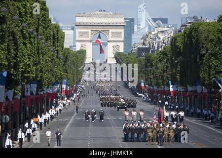 Les soldats, marins, aviateurs et marines assignés aux unités en Europe sur les Champs Élysées au cours de l'annual Bastille Day Parade militaire le 14 juillet 2017 à Paris, France. Le Président américain Donald Trump a été l'invité d'honneur du président français, Emmanuel Macron pour l'événement marquant le 100e anniversaire de l'entrée des États-Unis dans la Première Guerre mondiale. Banque D'Images